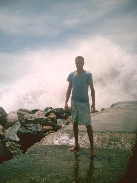 regarde la vague deriere